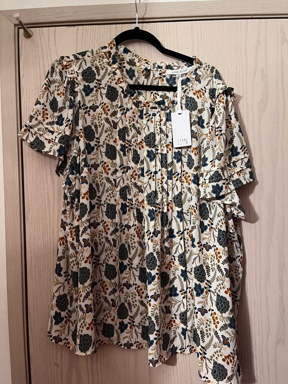 Rose & Olive Cream Floral Pintuck Ruffle Sleeve Blouse